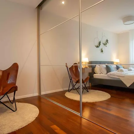 Into The Blue דירה