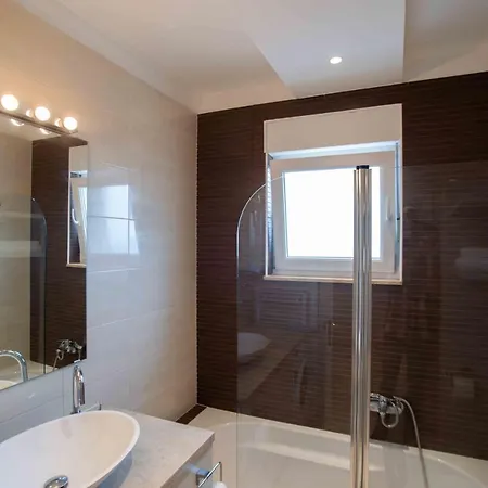 Into The Blue דירה